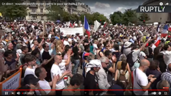 une-poignee-de-manifestants-au-trocadero-le-240721